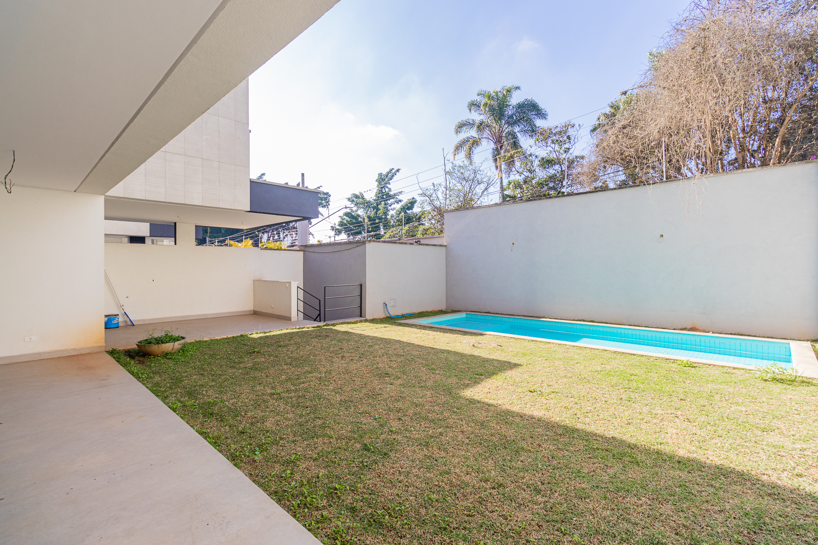 Jardim com piscina privativa