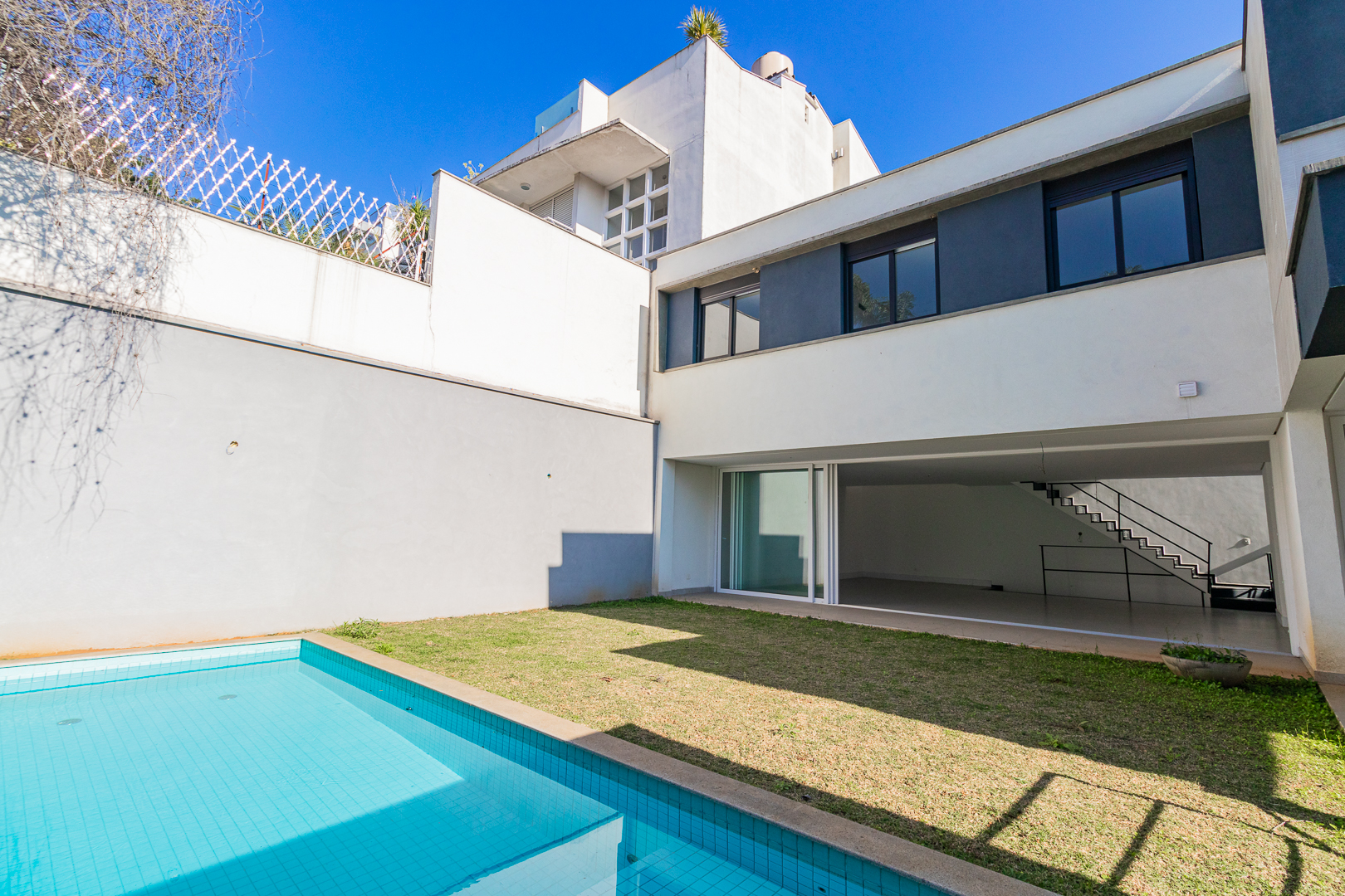 Vista da piscina e fachada dos fundos