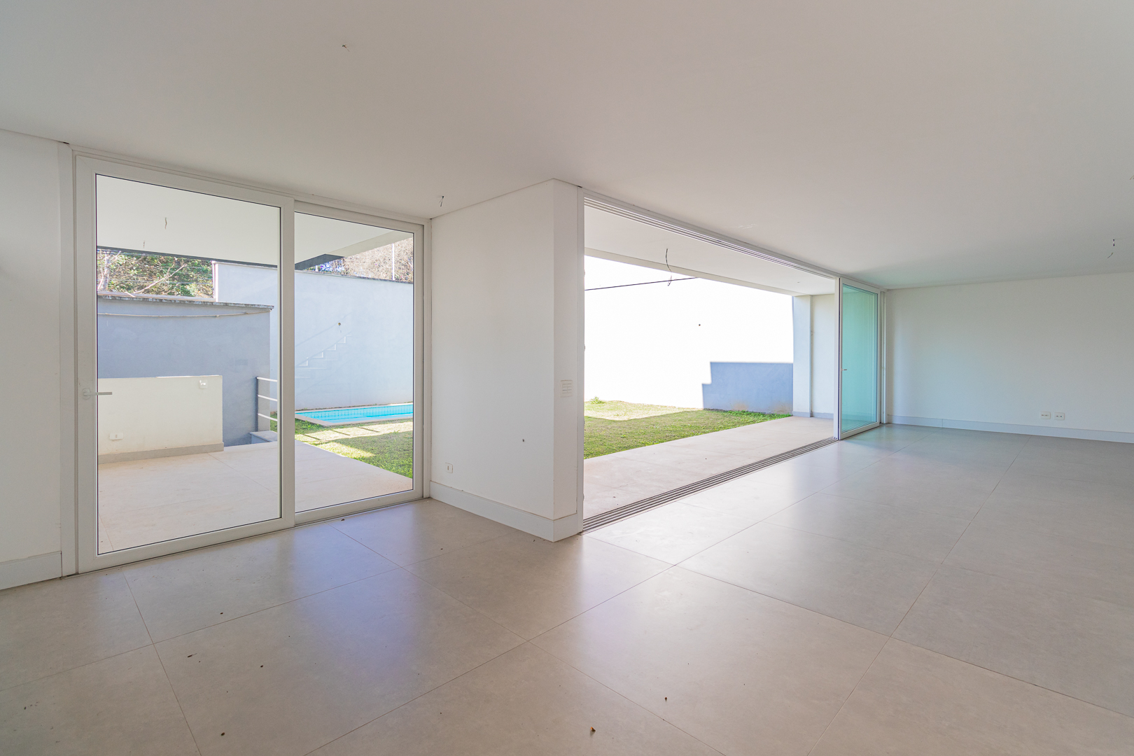 Living amplo com vista para o jardim