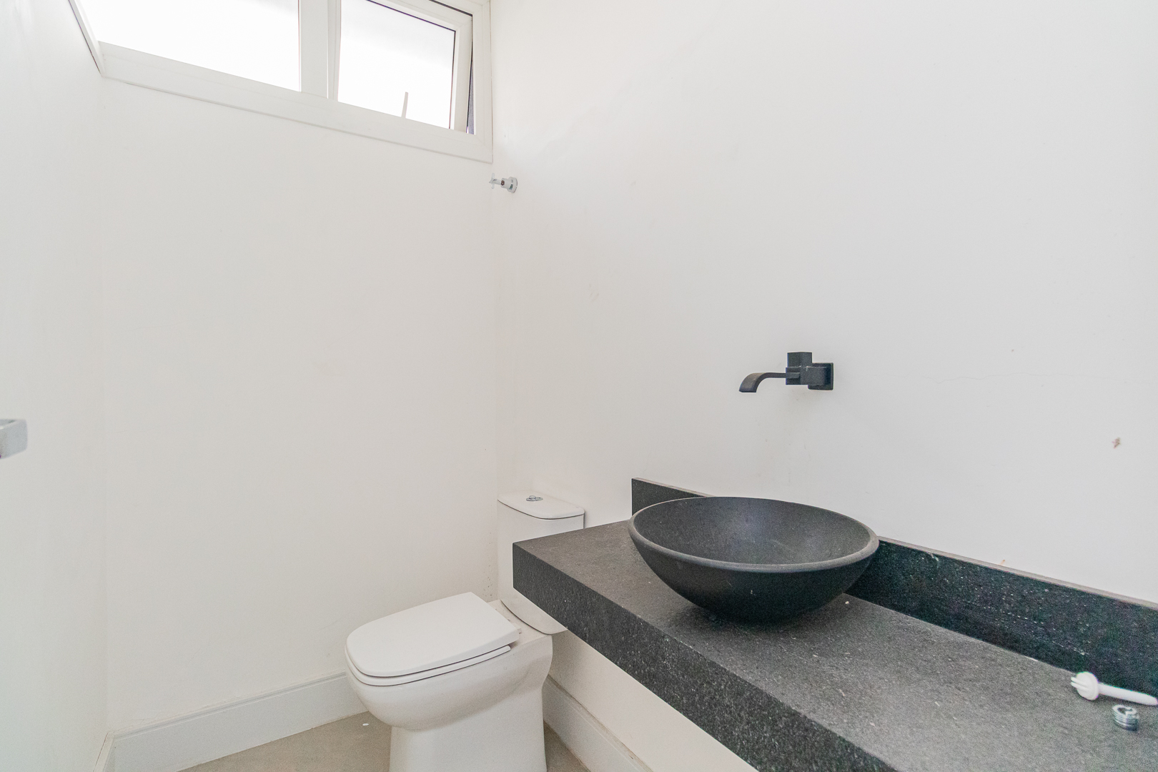Lavabo com bancada em pedra