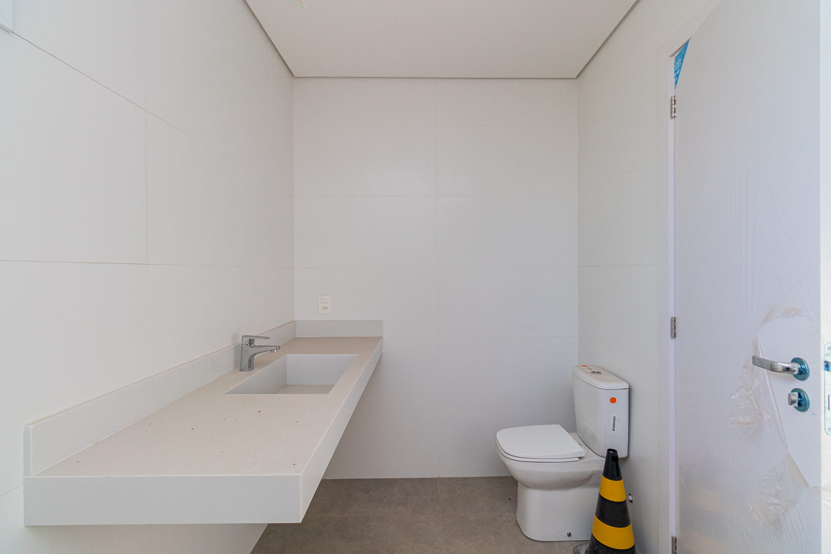Lavabo minimalista em tons claros