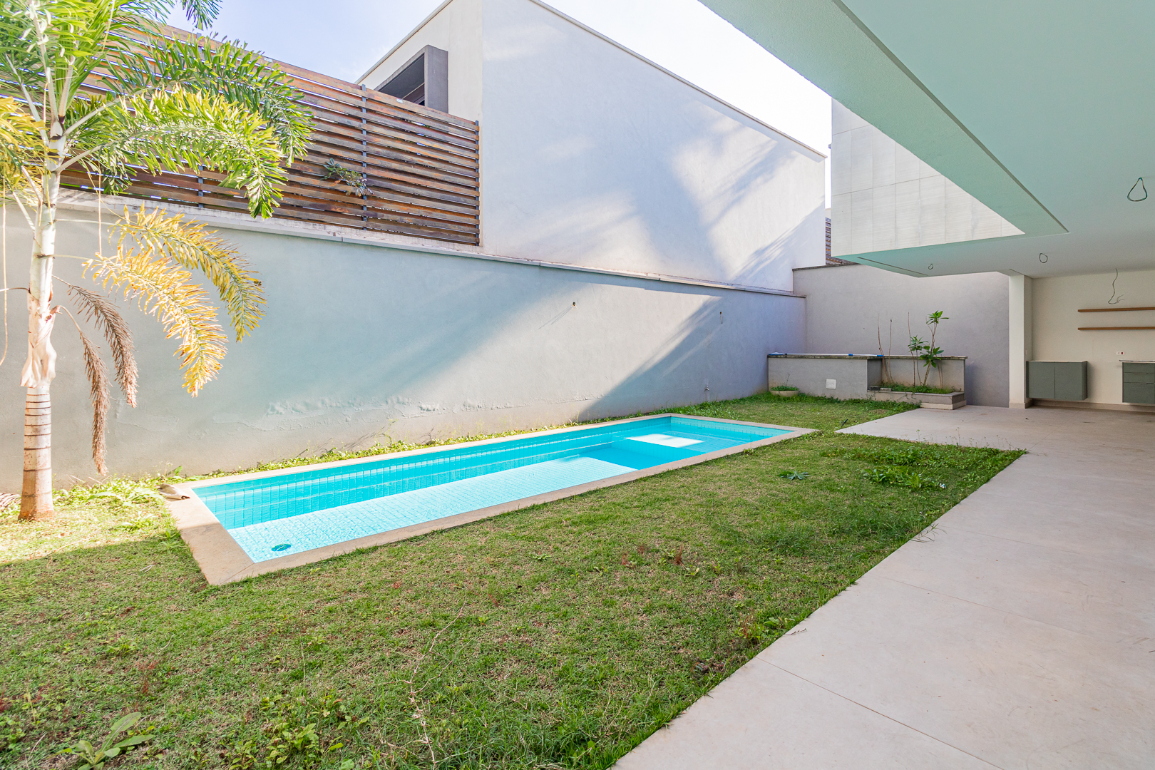 Piscina e jardim privativo — outro ângulo