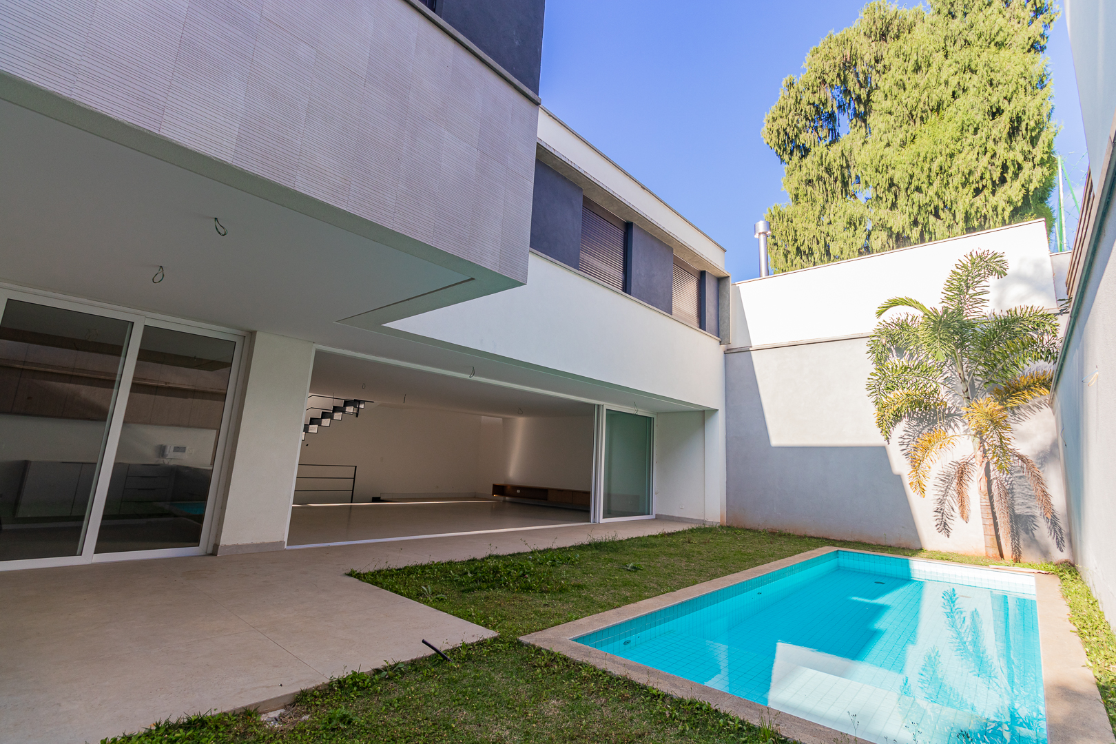 Jardim privativo com piscina da Casa 6